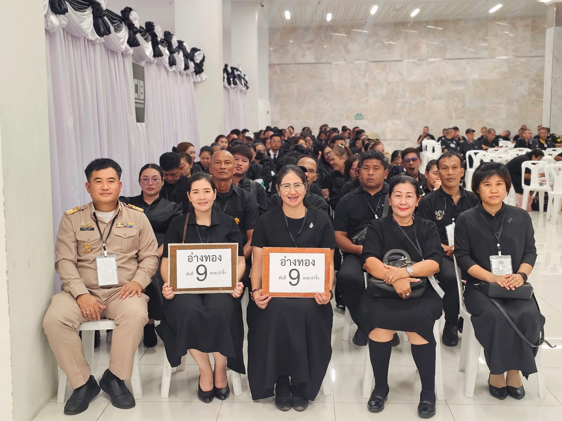 ภาพบรรยากาศประชาชนจาก อ.ไชโย และ อ.เมืองอ่างทอง เข้ากราบพระบรมศพ สมเด็จพระนางเจ้าสิริกิติ์ พระบรมราชินีนาถ พระบรมราชชนนีพันปีหลวง 