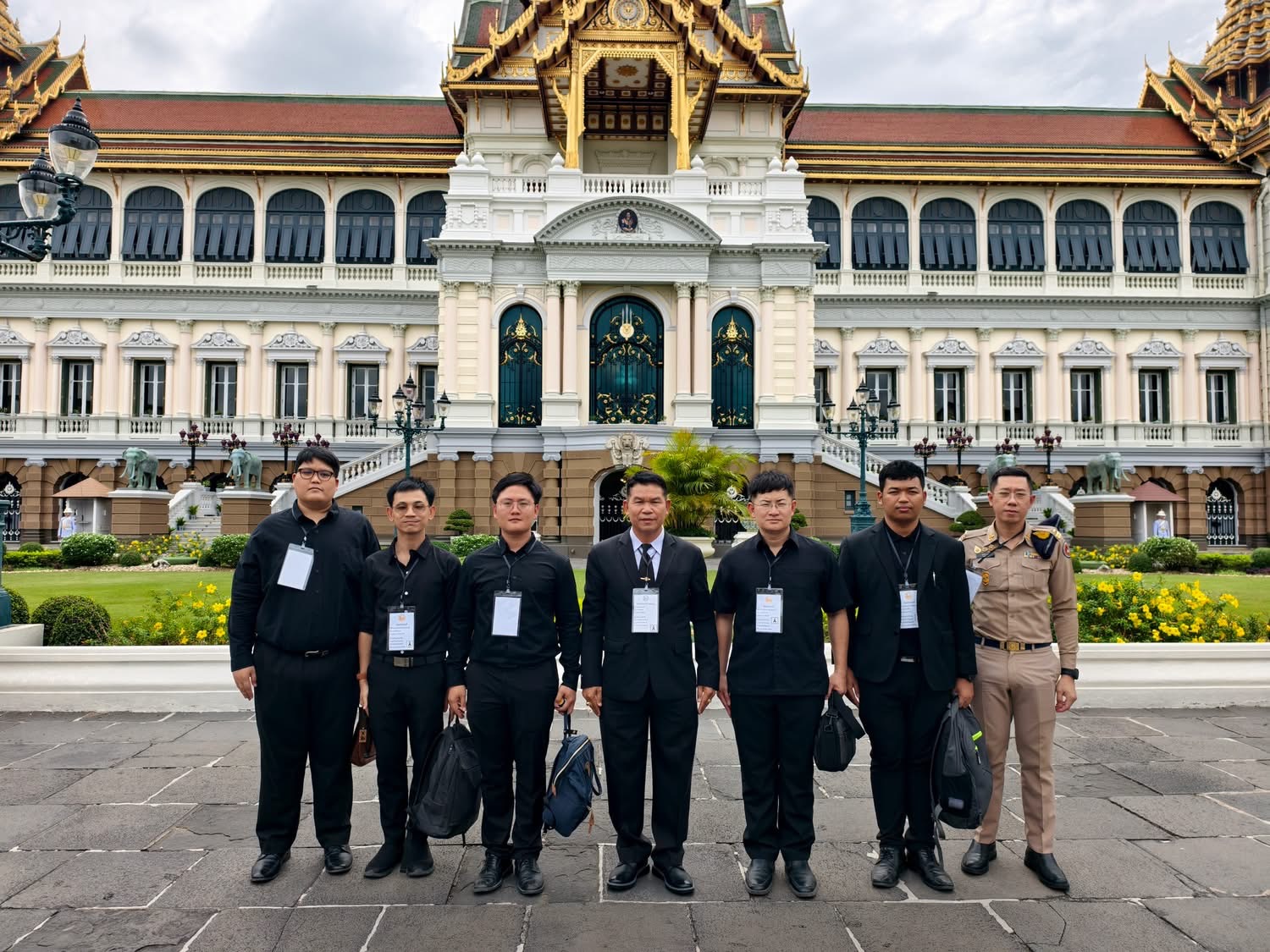 ชาวลพบุรีเดินทางเข้ากราบพระบรมศพ สมเด็จพระนางเจ้าสิริกิติ์ พระบรมราชินีนาถ พระบรมราชชนนีพันปีหลวง น้อมรำลึกในพระมหากรุณาธิคุณ
