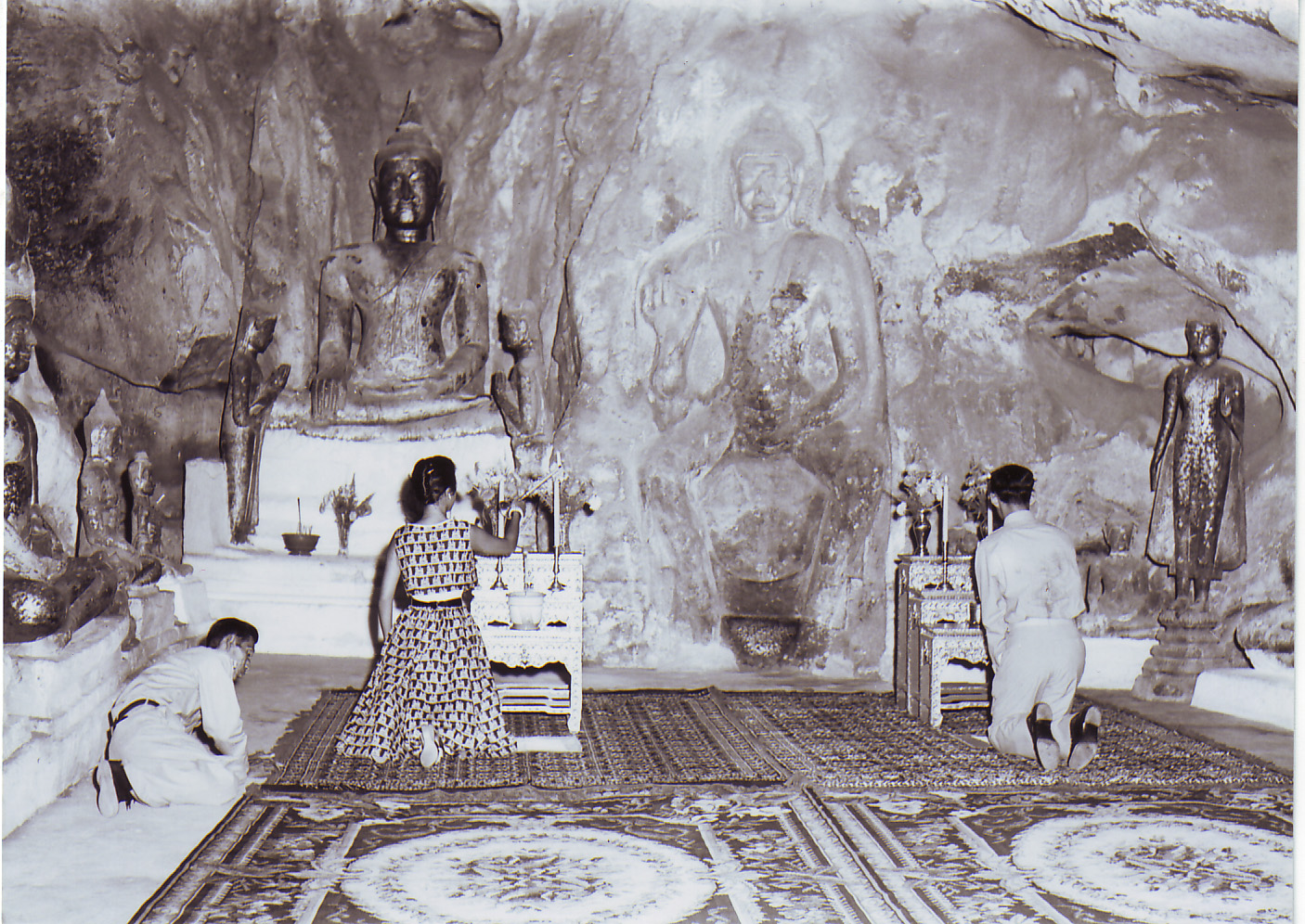 ทอดพระเนตรถ้ำฤๅษีเขางู และสักการะพระพุทธรูป สมัยทวารวดี ถ้ำฤๅษีเขางู อ.เมืองราชบุรี