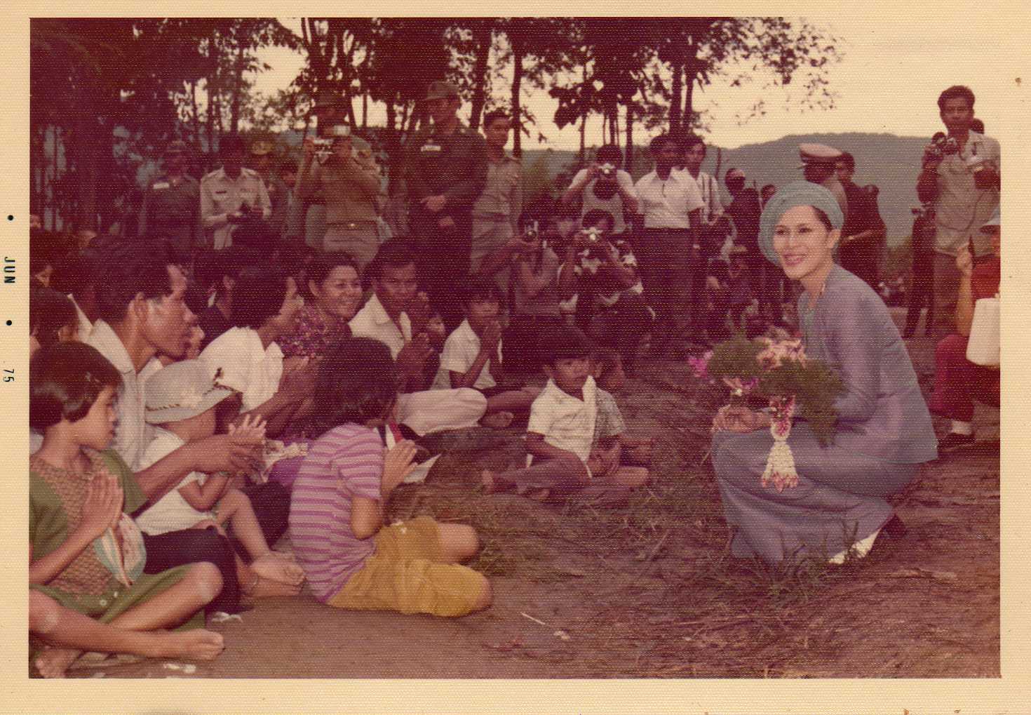 พระบาทสมเด็จพระเจ้าอยู่หัว ร.9พร้อมด้วยสมเด็จพระนางเจ้าฯ พระบรมราชินีนาถ เสด็จพระราชดำเนินเยี่ยมราษฎร ณ กิ่งอำเภอสวนผึ้ง จังหวัดราชบุรี 