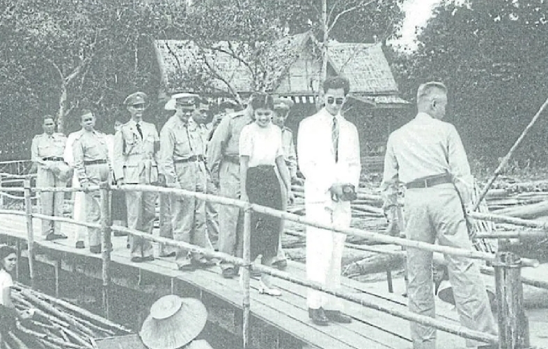 พระบาทสมเด็จพระเจ้าอยู่หัว และสมเด็จพระนางเจ้าพระบรมราชินี ได้เสด็จพระราชดำเนินประพาสจังหวัดนนทบุรี 