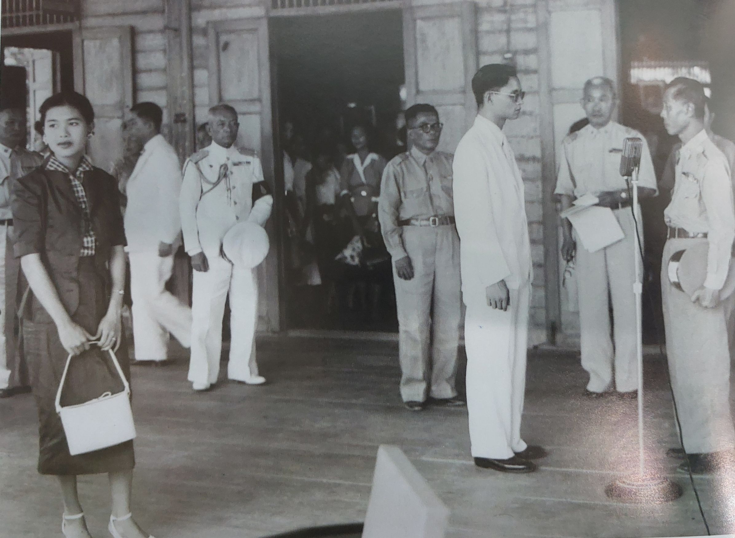 เสด็จทรงเยี่ยมราษฎรที่ประสบอัคคีภัยที่ตลาดบ้านโป่ง พื้นที่จังหวัดราชบุรี