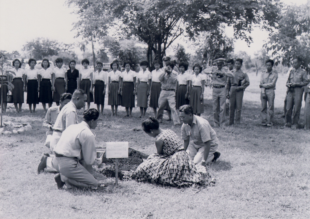 สมเด็จพระนางเจ้าสิริกิติ์ พระบรมราชินีนาถ พระบรมราชชนนีพันปีหลวง (พระพันปีหลวง) ได้เสด็จฯ เยี่ยมราษฎรและทอดพระเนตรถ้ำจอมพล จังหวัดราชบุรี