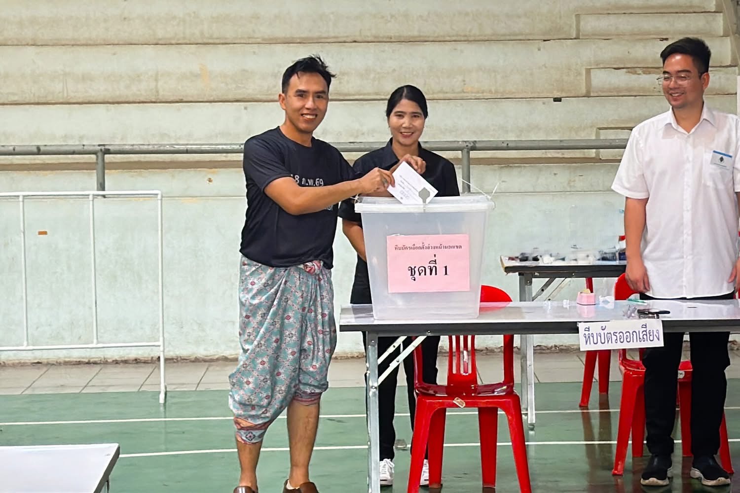 ผู้ว่าฯ ลพบุรี นุ่งโจงแต่งไทยใช้สิทธิเลือกตั้งล่วงหน้า สส. 2569 ชูเอกลักษณ์ละโว้ธานีโปรโมทงานแผ่นดินสมเด็จพระนารายณ์มหาราช 13 ถึง 22 กุมภาพันธ์ นี้ ควบคู่สังเกตการณ์ความเรียบร้อยสนามเลือกตั้งนอกเขต