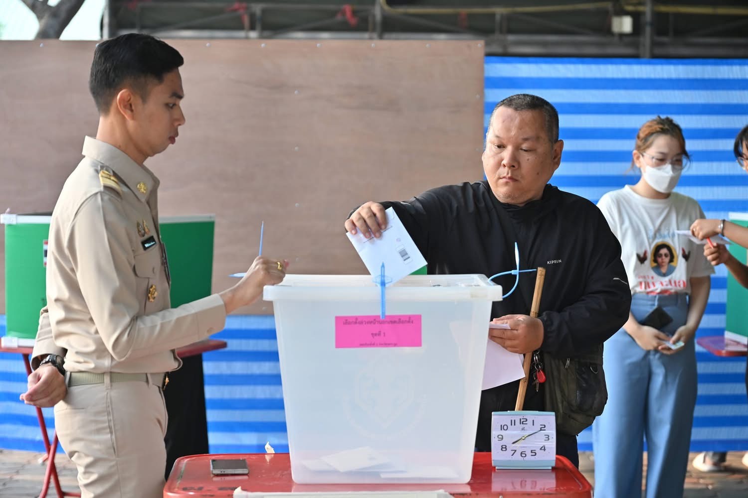 บรรยากาศการเปิดหีบเลือกตั้งสมาชิกสภาผู้แทนราษฎร (สส.) ในการเลือกตั้งล่วงหน้านอกเขต และในเขตจังหวัดนครปฐม ทั้ง 6 เขต มีประชาชนที่ลงทะเบียนไว้มารอก่อนการเปิดหีบเลือกตั้งอย่างคึกคัก