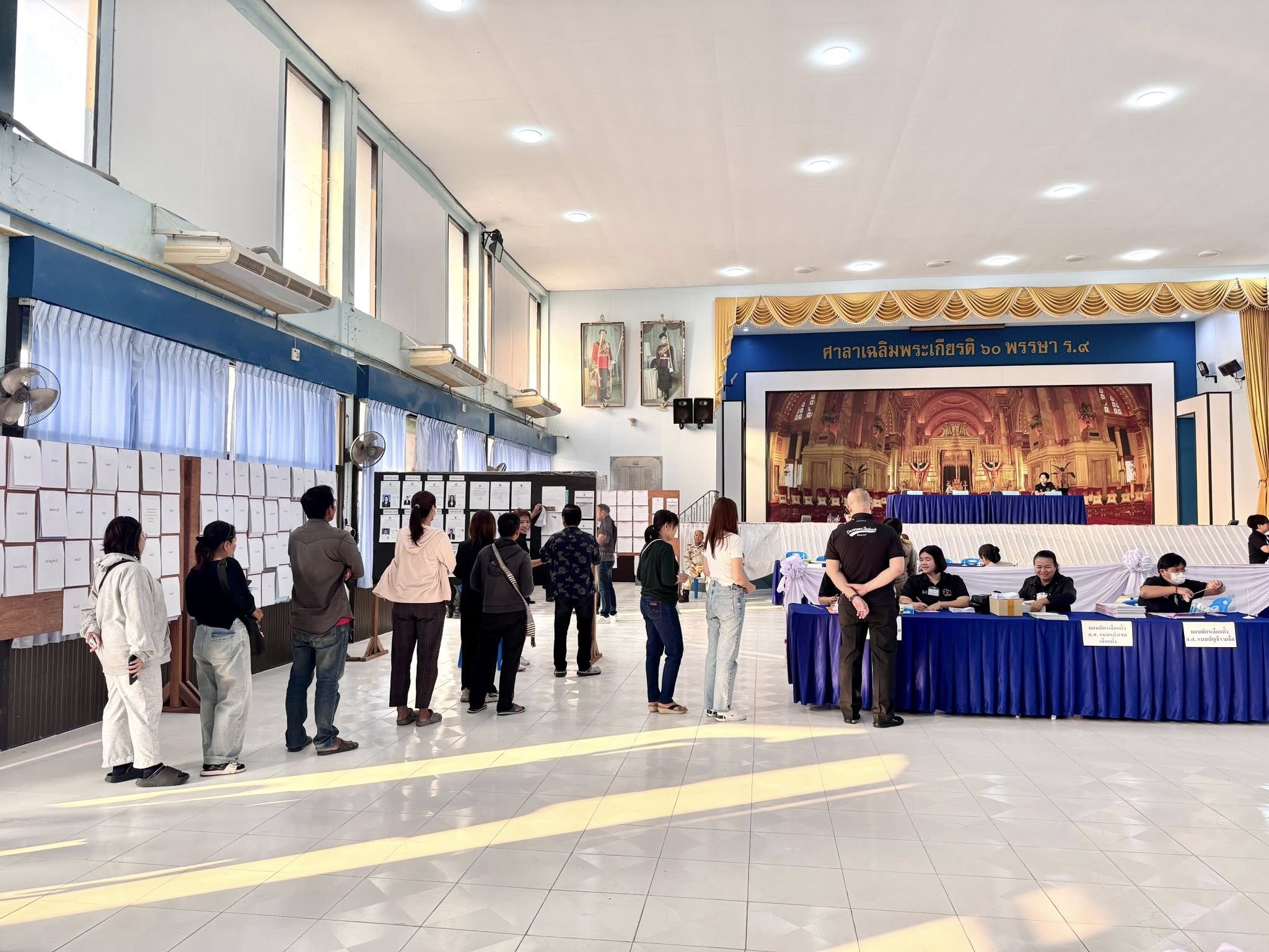 บรรยากาศช่วงเช้าวันนี้ ที่หน่วยลงคะแนนเลือกตั้งสำหรับผู้ลงทะเบียนออกเสียงล่วงหน้าในเขตและนอกเขต จังหวัดราชบุรี เขตเลือกตั้งที่ 5 ณ ศาลาเฉลิมพระเกียรติ 60 พรรษา ร.9 ที่ว่าการอำเภอดำเนินสะดวก จังหวัดราชบุรี