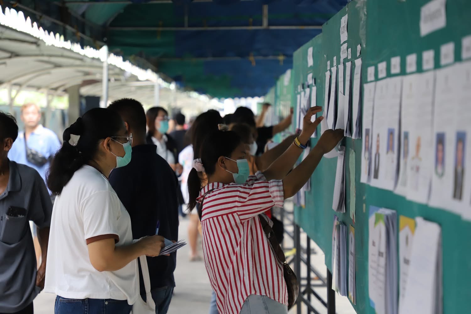 บรรยากาศการเลือกตั้งสมาชิกสภาผู้แทนราษฎร (สส.) ล่วงหน้านอกเขตสมุทรสาครคึกคัก  ผู้ว่าฯ สมุทรสาครใช้สิทธิเลือกตั้งตั้งแต่เปิดหีบ
