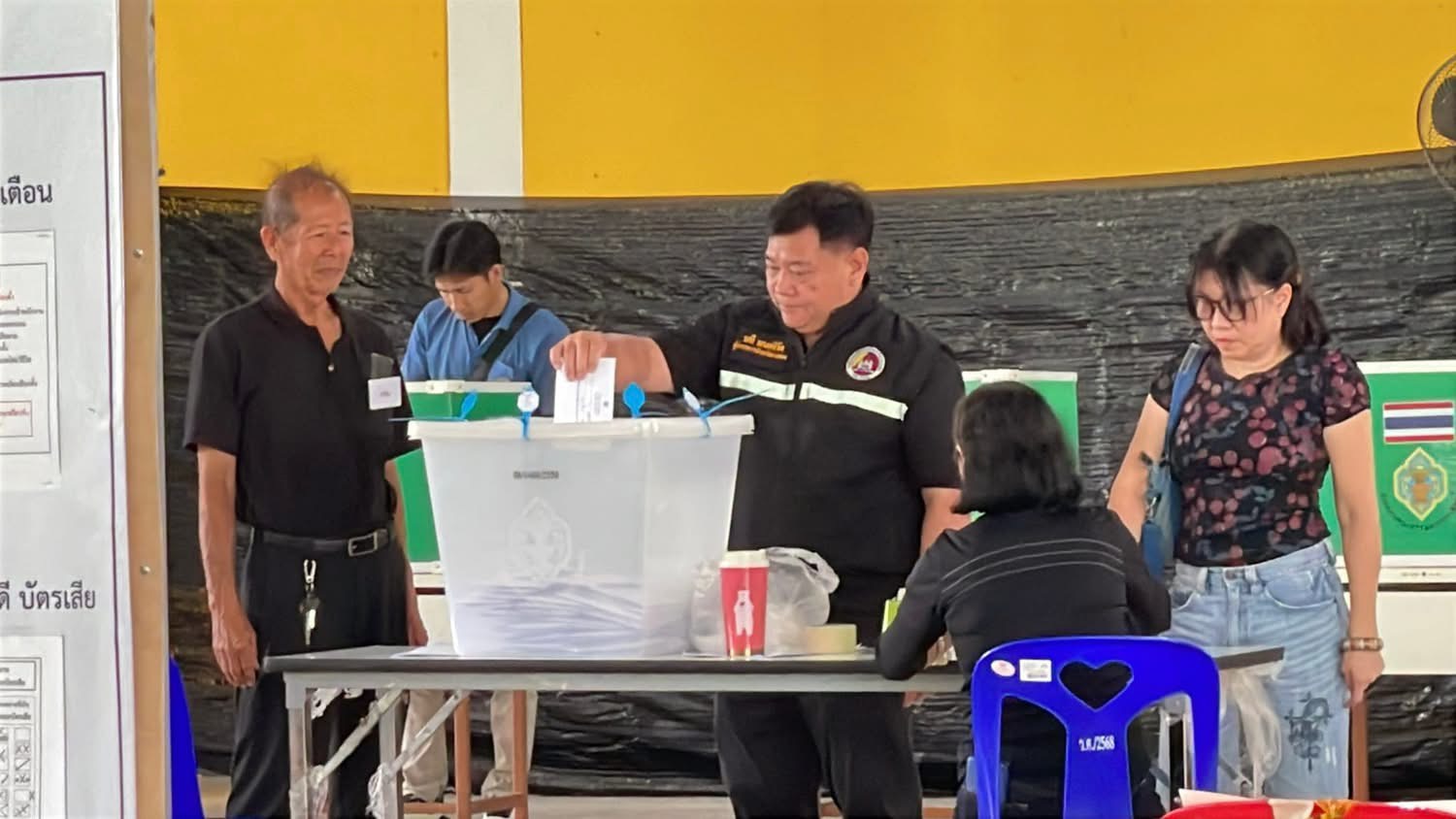 คึกคักแต่เช้า เลือกตั้งล่วงหน้าอ่างทอง !