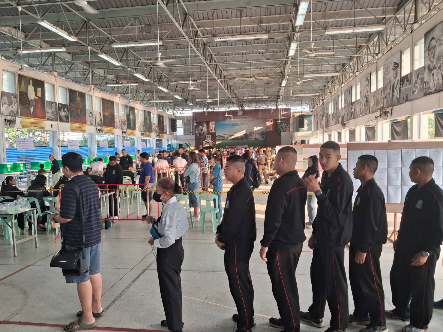 ประชาชนตื่นตัวออกมาใช้สิทธิเลือกตั้ง สมาชิกสภาผู้แทนราษฏรนอกเขตเลือกตั้ง ณ วิทยาลัยอาชีวศึกษาเพชรบุรีอย่างคึกคักต่อเนื่อง คาดหวัง อยากได้คนดีมาพัฒนาประเทศ แก้ปัญหาด้านเศรษฐกิจ และการศึกษา