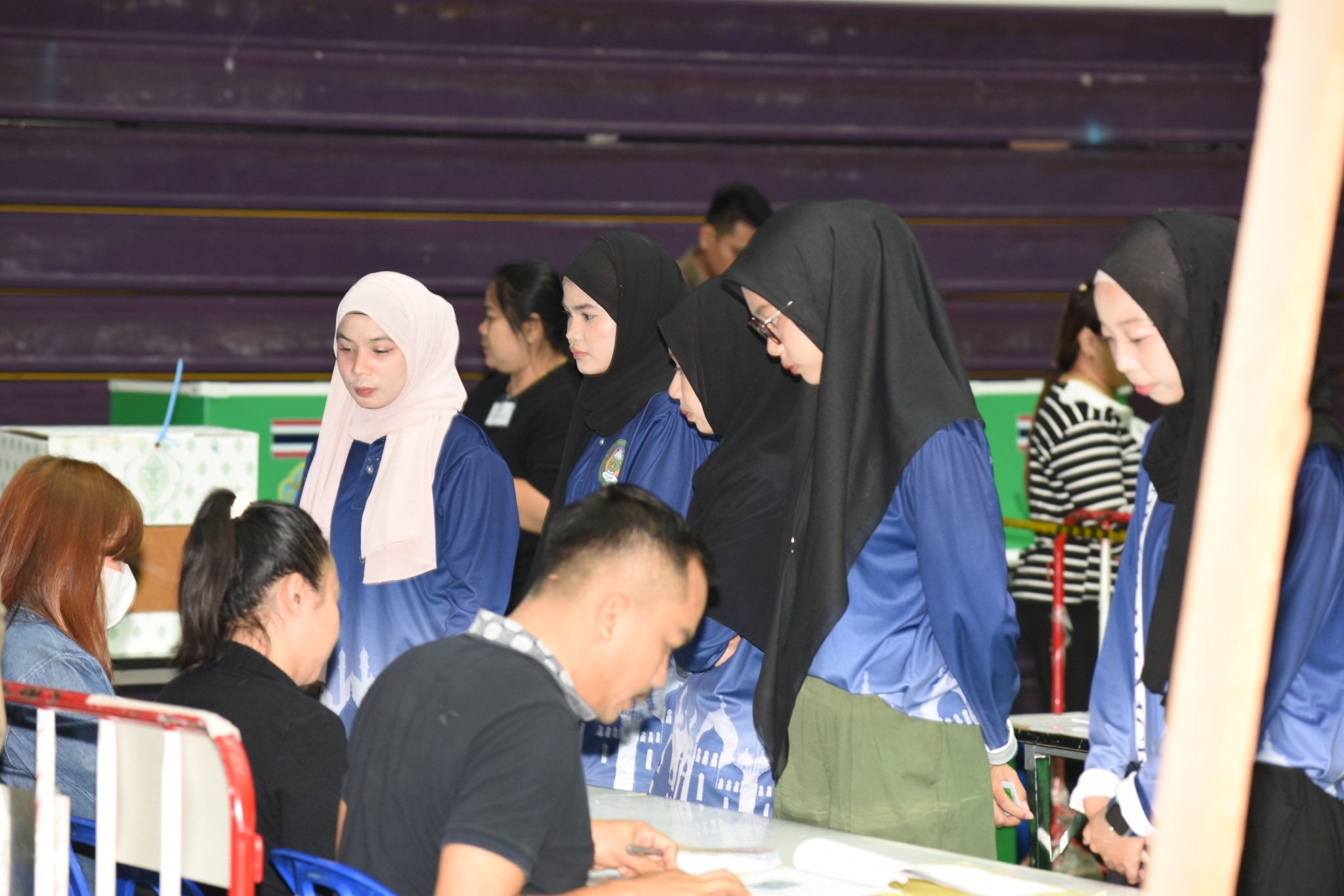 บรรยากาศการเลือกตั้งล่วงหน้าสมาชิกสภาผู้แทนราษฎร ที่โรงยิมเนเซี่ยมราชบุรี เป็นไปอย่างคึกคัก