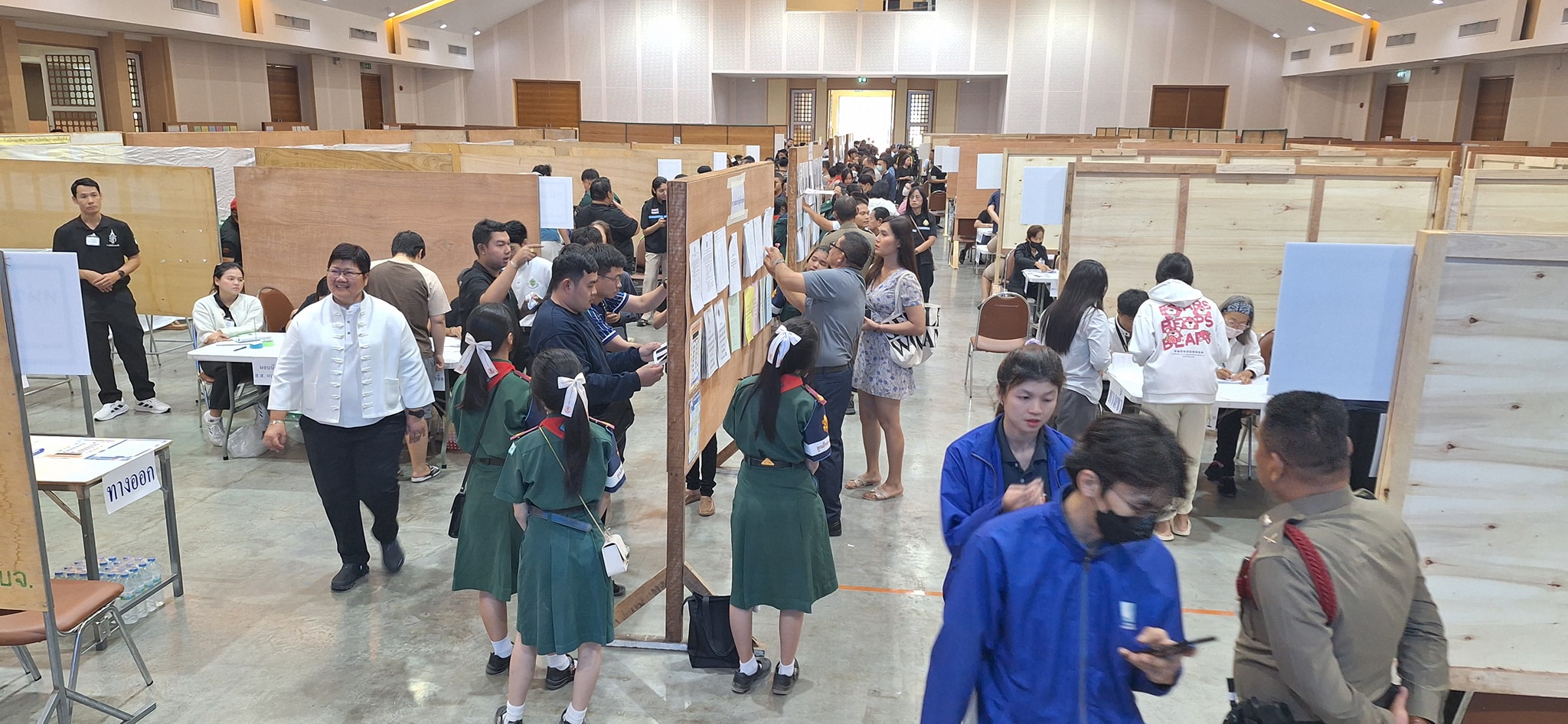 บรรยากาศการเลือกตั้งล่วงหน้า ณ หน่วยเลือกตั้งล่วงหน้า หอประชุมพระพิรุณระลึกโปรดเกล้า มหาวิทยาลัยเทคโนโนโลยีราชมงคลสุวรรณภูมิ (หันตรา)