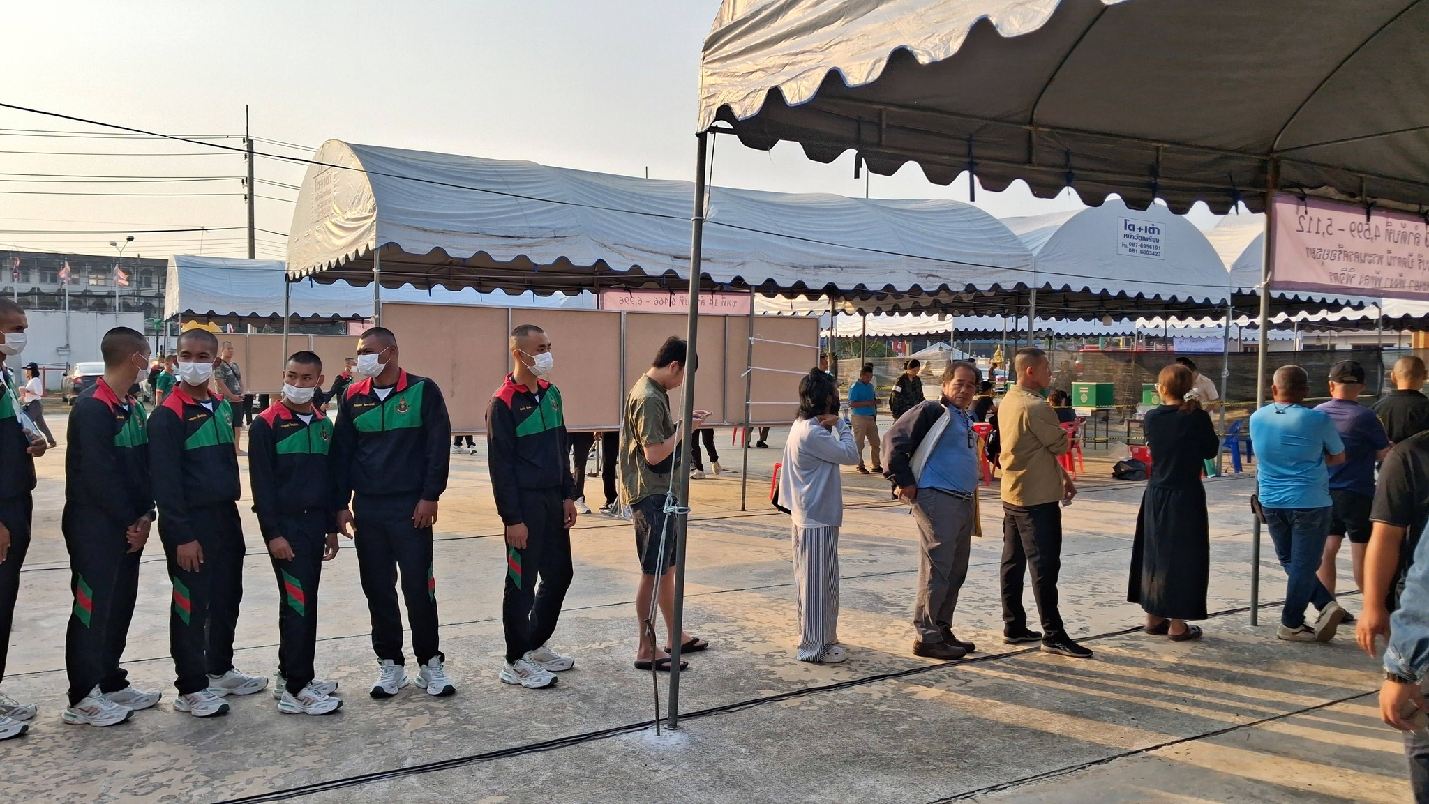 ผู้ว่าฯ ประจวบคีรีขันธ์ ตรวจเยี่ยมการเลือกตั้ง สส.ล่วงหน้าที่สถานที่เลือกตั้งกลางที่ว่าการอำเภอปราณบุรี ท่ามกลางประชาชนตื่นตัวใช้สิทธิคึกคัก