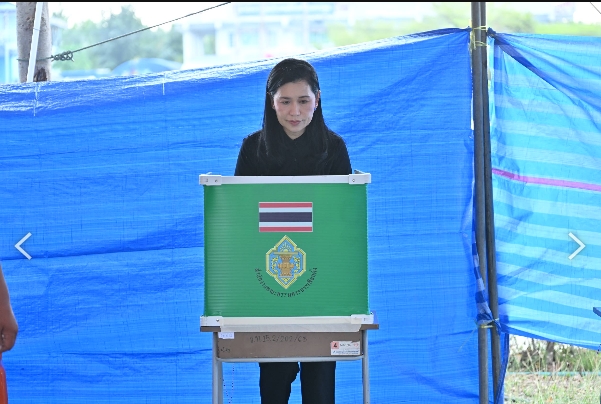 บรรยากาศการเปิดหีบเลือกตั้งสมาชิกสภาผู้แทนราษฎร (สส.) เป็นการทั่วไป และการออกเสียงประชามติ  ที่หน่วยเลือกตั้งที่ 9 เขตเลือกตั้งที่1  ต.ถนนขาด อ.เมือง นครปฐม มีประชาชนมารอเข้าคิวรอก่อนเวลาเปิดหีบเลือกตั้ง