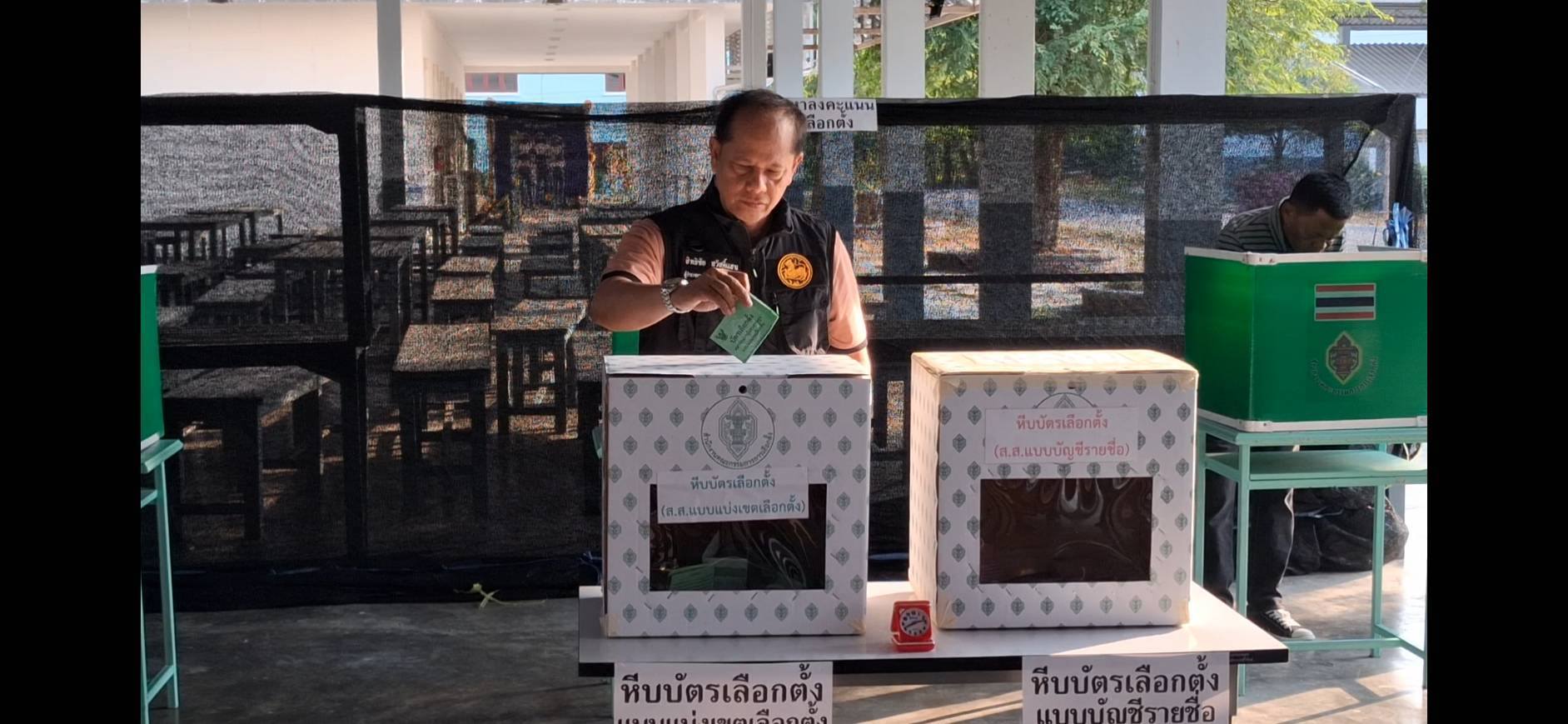 ผู้ว่าฯ ประจวบคีรีขันธ์ ต่อแถวใช้สิทธิเลือกตั้งและออกเสียงประชามติ พร้อมเชิญชวนประชาชนร่วมกำหนดอนาคตของประเทศ