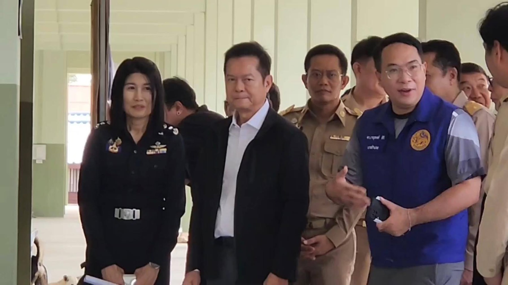 &ldquo;อยุธยาคึกคัก! ปชช.แห่ใช้สิทธิเลือกตั้ง&ndash;ประชามติ ประธาน กกต. ตรวจหน่วยบางปะอิน&rdquo;