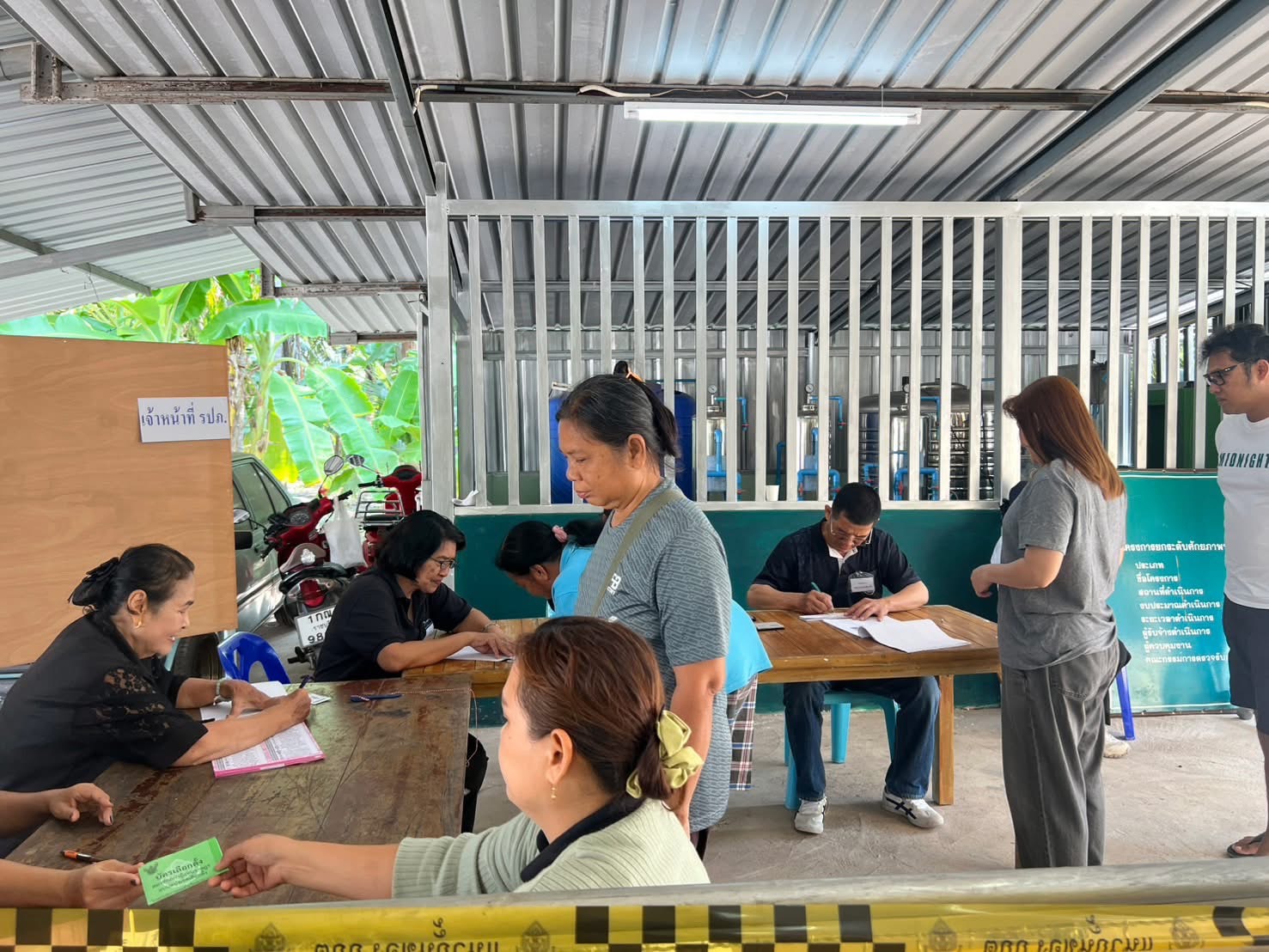 ประชาชนเขตอำเภอวัดเพลงเริ่มทยอยออกมาใช้สิทธิเลือกตั้งสมาชิกสภาผู้แทนราษฏรและออกเสียงประชามติ