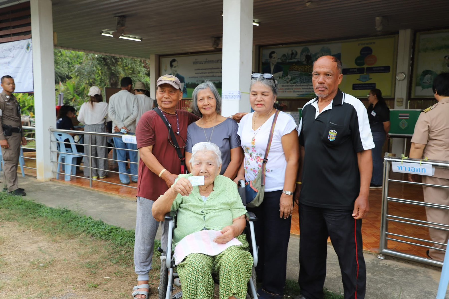 ทวดวัย 102 ปี ออกมาใช้สิทธิเลือกตั้งคนแรก สร้างแรงบันดาลใจพลังประชาธิปไตย
