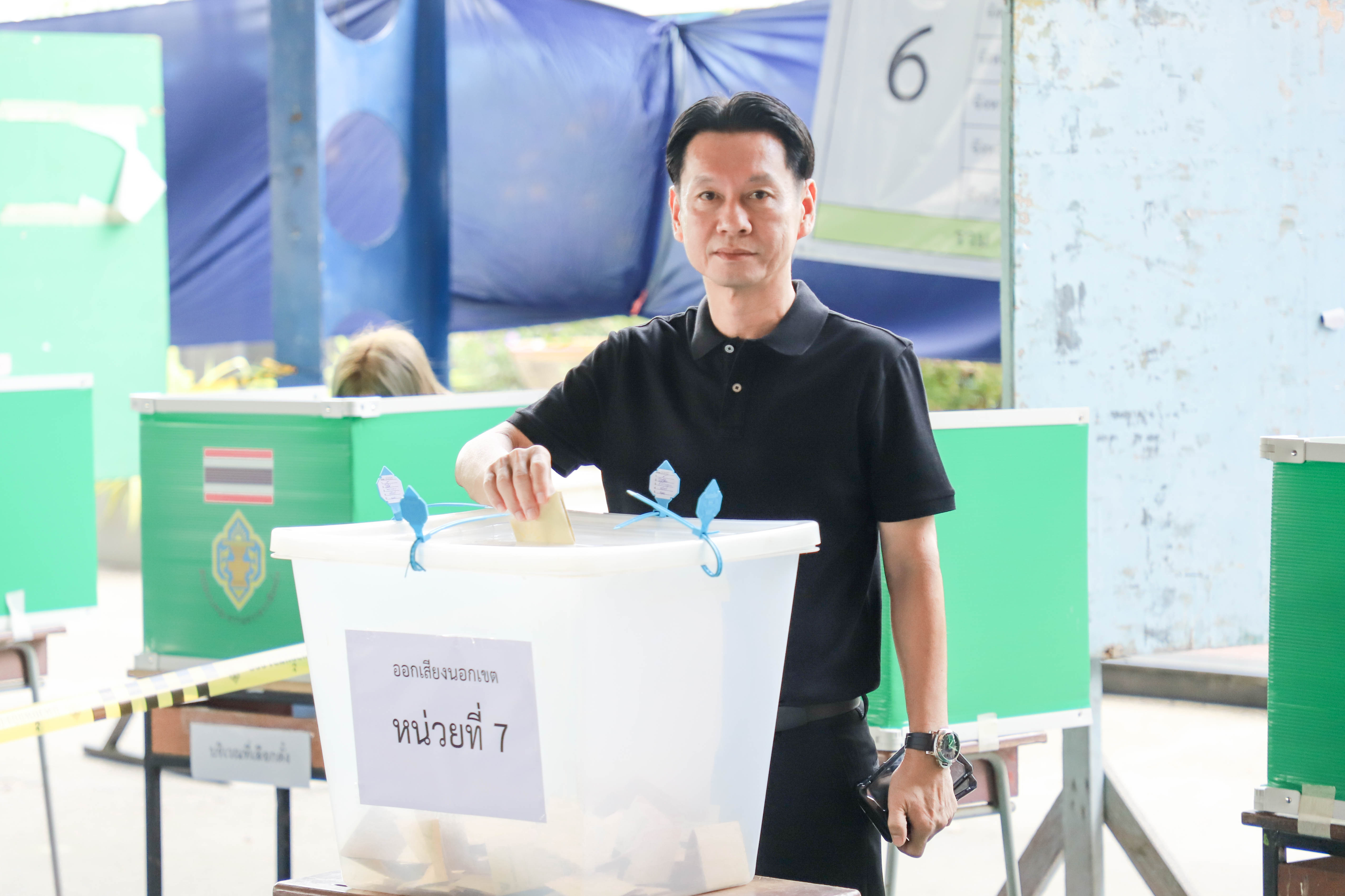 ผู้ว่าฯ สมุทรสาครเดินทางมาออกเสียงประชามตินอกเขต พร้อมตรวจเยี่ยมหน่วยเลือกตั้ง โดยรวมบรรยากาศการเลือกตั้งจังหวัดสมุทรสาครเป็นไปด้วยความเรียบร้อย