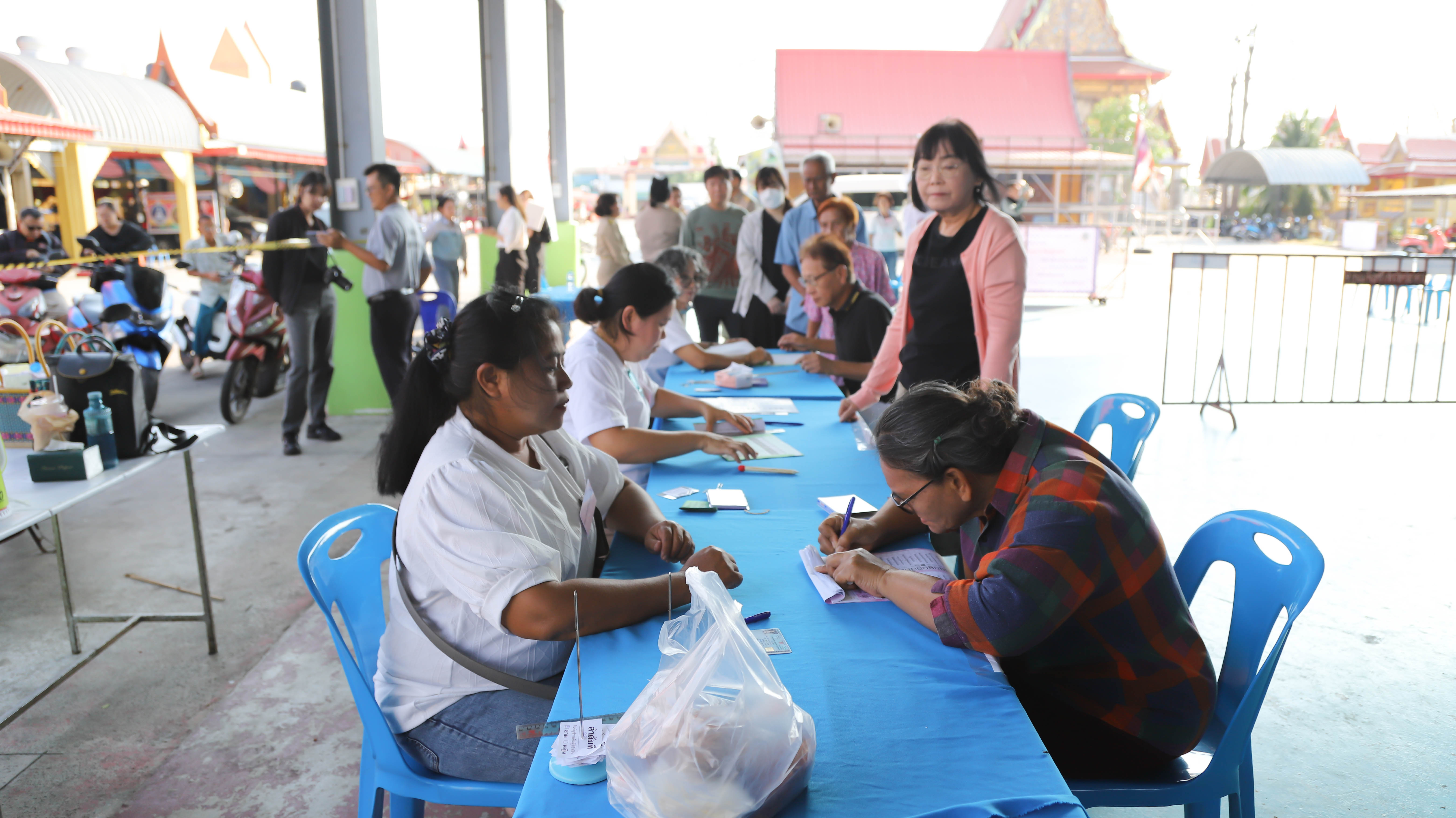 ผู้ว่าฯ สมุทรสงคราม ใช้สิทธิเลือกตั้ง สส. และออกเสียงประชามติ พร้อมลงพื้นที่สังเกตการณ์หน่วยเลือกตั้ง บรรยากาศการเลือกตั้งเป็นไปด้วยความเรียบร้อย