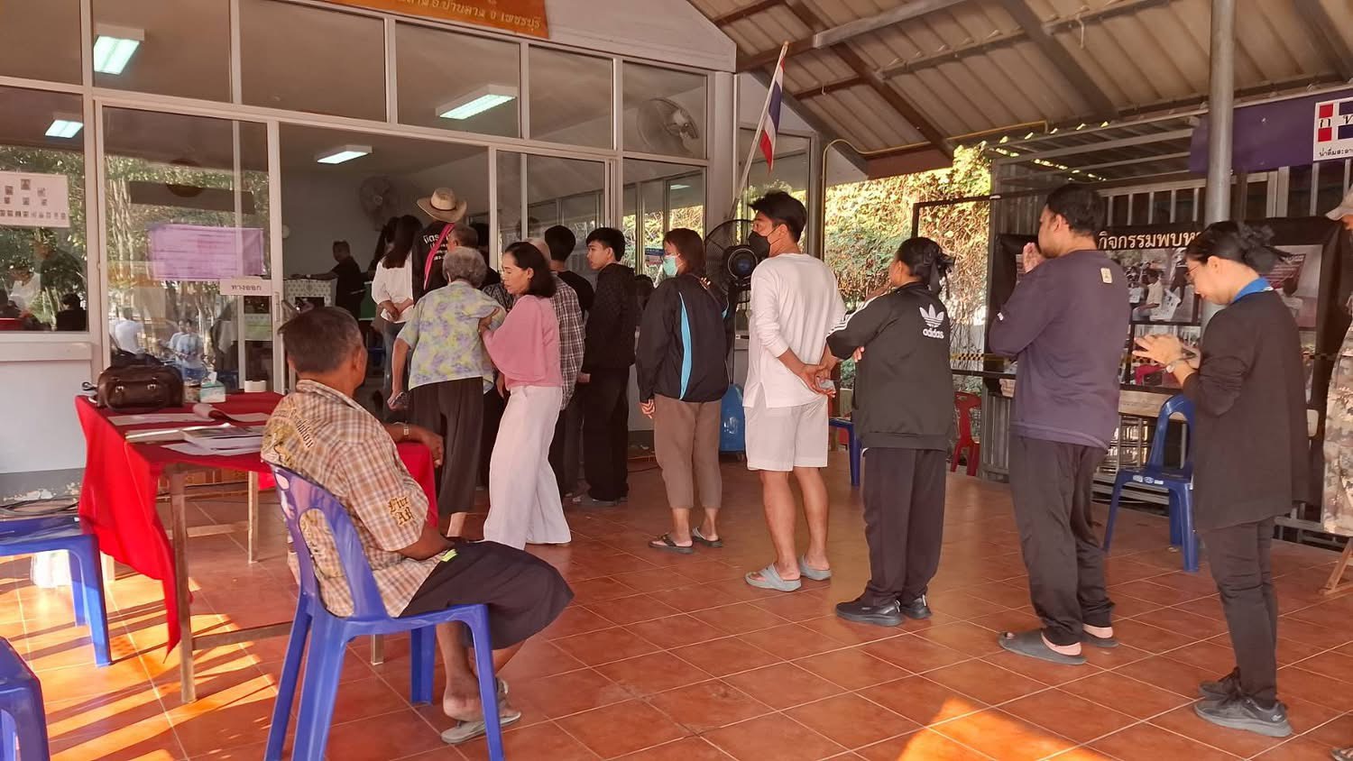 ชาวบ้านลาดคึกคัก! แห่ใช้สิทธิเลือกตั้ง-ประชามติ หวังได้คนดีพัฒนาประเทศ