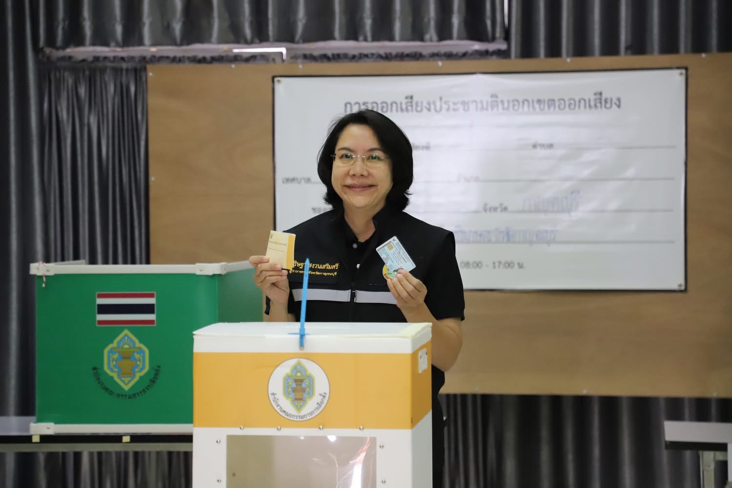 ว่า ฯ กาญจนบุรี เดินทางมาออกเสียงประชามตินอกเขตพื้นที่ และตรวจหน่วยเลือกตั้ง พร้อมเชิญชวนผู้มีสิทธิ์เลือกตั้งออกมาใช้สิทธิ์