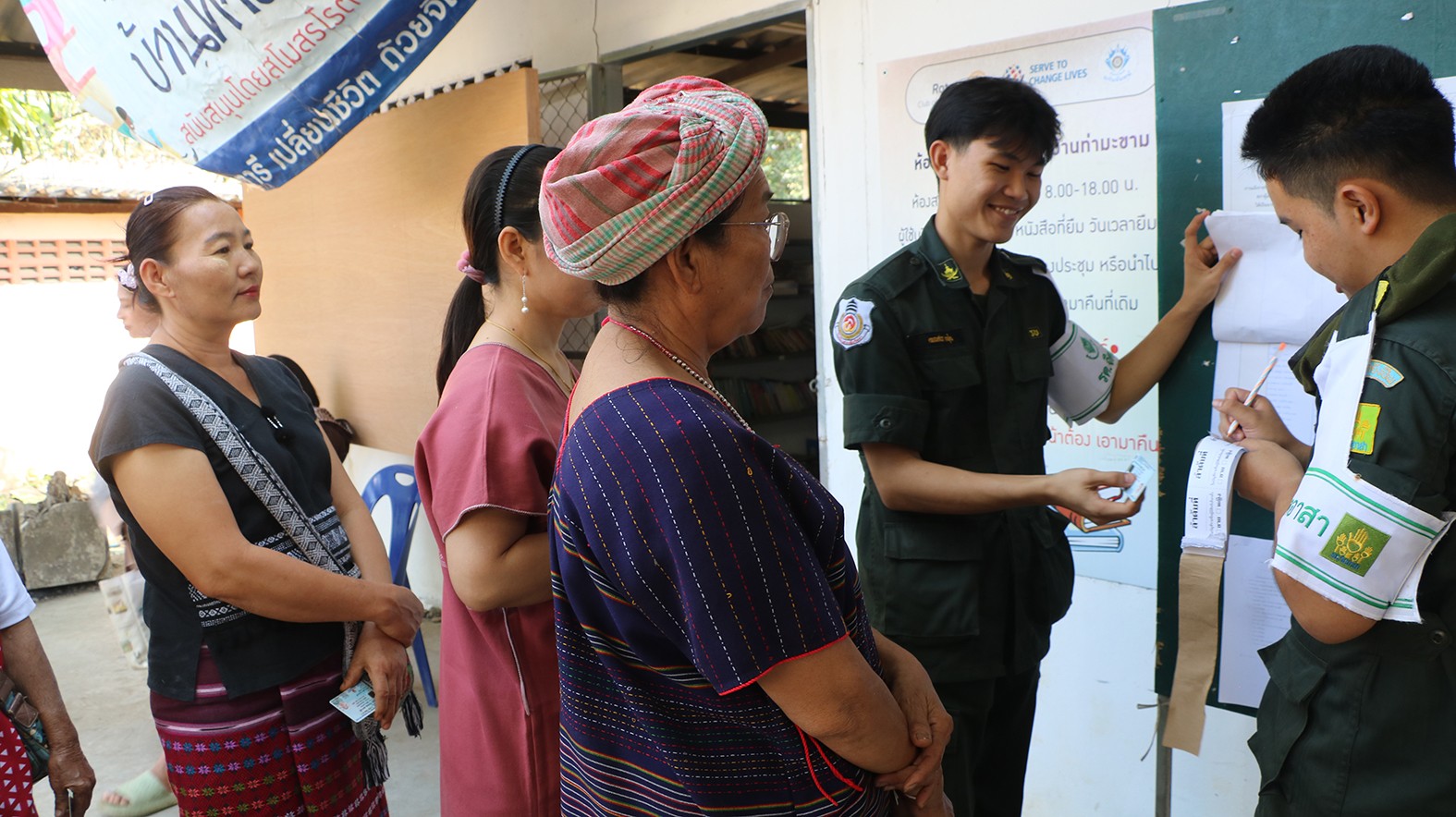 ชาวไทยเชื้อสายกะเหรี่ยง พาครอบครัวออกมาใช้สิทธิ์เลือกตั้งที่อำเภอสวนผึ้ง จ.ราชบุรี  หวังอยากได้ผู้นำที่ช่วยเหลือพืชผลการเกษตรอย่างมันสำปะหลังที่ราคาตกต่ำ และการท่องเที่ยวสวนผึ้งได้อย่างรวดเร็ว 