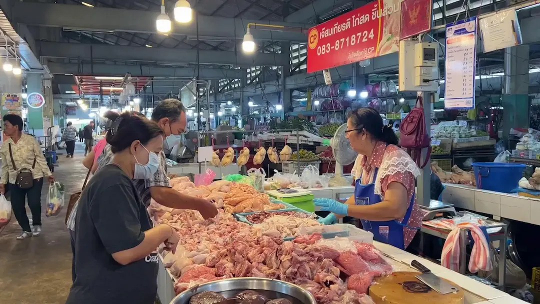 ชัยนาท ไก่แพงทุบสถิติ! แม่ค้าตลาดภาษีซุงโอดปีนี้ราคาพุ่งสูงสุดตั้งแต่ขายมา ชี้ "ราคาขึ้นแล้วลงยาก" แม้น้ำมันโลกเริ่มลดแต่ชิ้นส่วนไก่ยังค้างเพดาน