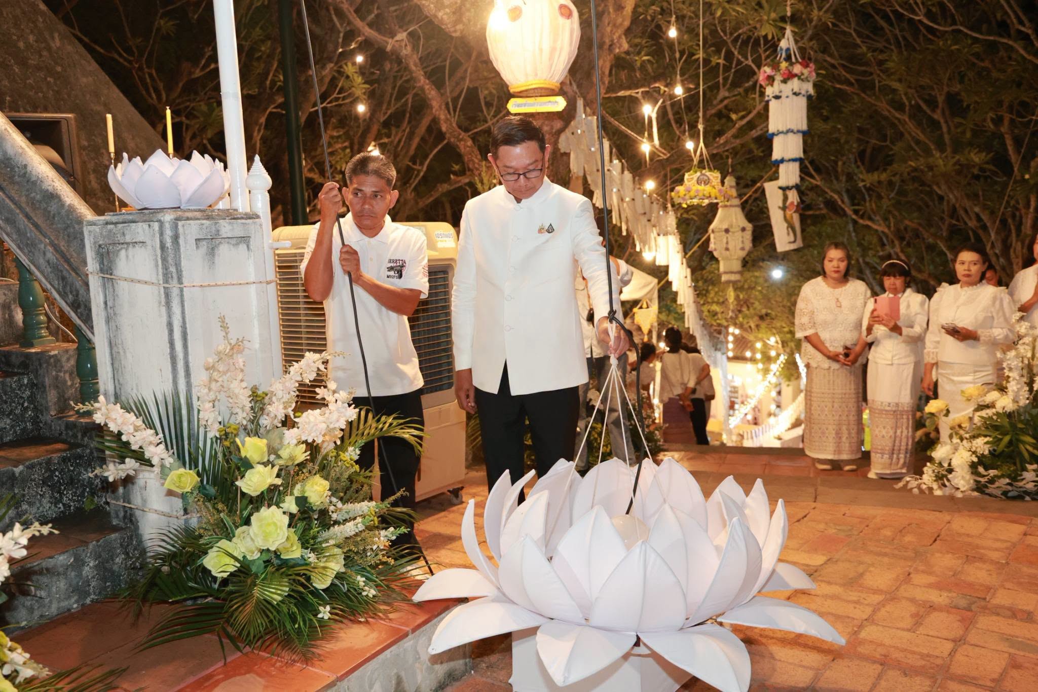 จังหวัดเพชรบุรี สืบสานประเพณีโบราณ  "ตามประทีปโคมไฟ" ณ พุทธสถานวัดพระแก้วน้อยและพระธาตุจอมเพชร  พิพิธภัณฑสถานแห่งชาติ พระนครคีรี และเวียนเทียน เนื่องในเทศกาลวันวิสาขบูชา ประจำปี 2569