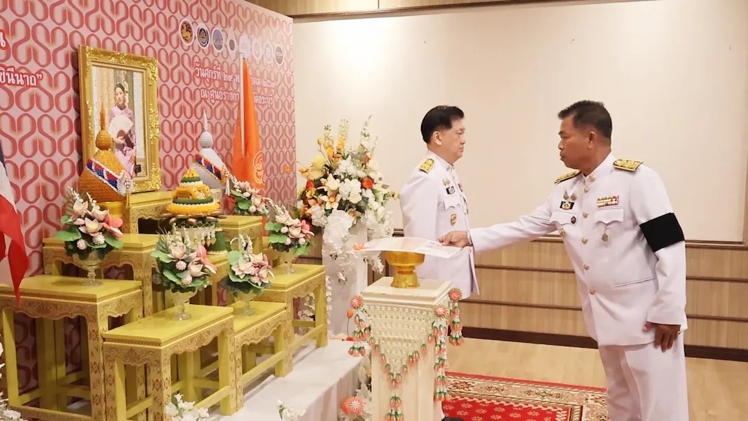 จังหวัดสระบุรี จัดพิธีมอบแบบลายผ้าพระราชทาน &ldquo;ลายขอสมเด็จฯ - เจ้าฟ้าฯ&rdquo; และ &ldquo;บุปผาบรมราชินีนาถ&rdquo; ให้ส่วนราชการและกลุ่มทอผ้า ส่งเสริมการสืบสานภูมิปัญญาผ้าไทยสู่การพัฒนางานหัตถศิลป์ร่วมสมัย