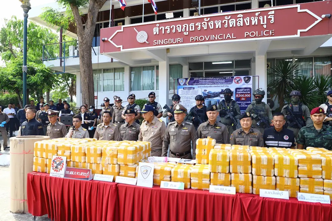 สิงห์บุรี! ผู้บัญชาการตำรวจภูธรภาค 1 แถลงทลายที่พักยาบ้า 8 ล้านเม็ด มูลค่ากว่า 240 ล้านบาท ตามนโยบายรัฐบาล