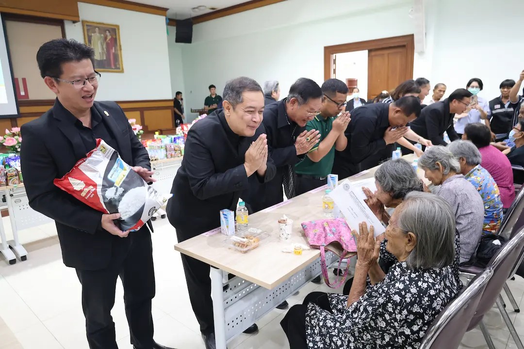 ผู้ว่าฯ ปทุมธานี มอบเครื่องอุปโภคบริโภคแก่ผู้สูงอายุที่ยากไร้  ในโครงการเครือเจริญโภคภัณฑ์ร่วมสงเคราะห์ผู้สูงอายุที่ยากไร้ โดยมูลนิธิส่งเสริมผู้สูงอายุแห่งประเทศไทย  ร่วมกับเครือเจริญโภคภัณฑ์ และสำนักงานสาธารณสุขจังหวัดปทุมธานี เพื่อยกระดับคุณภาพชีวิตของผู้สูงอายุที่ยากไร้ในสังคม