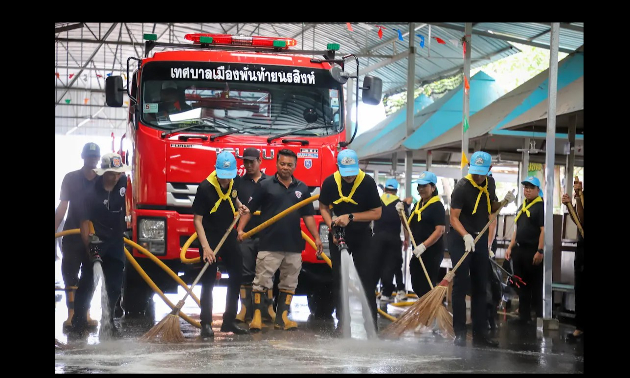 รองผู้ว่าฯ สมุทรสาคร นำจิตอาสาพัฒนาตลาดริมคลองพ่อพันท้ายนรสิงห์ น้อมรำลึกในพระมหากรุณาธิคุณสมเด็จพระนารายณ์มหาราช