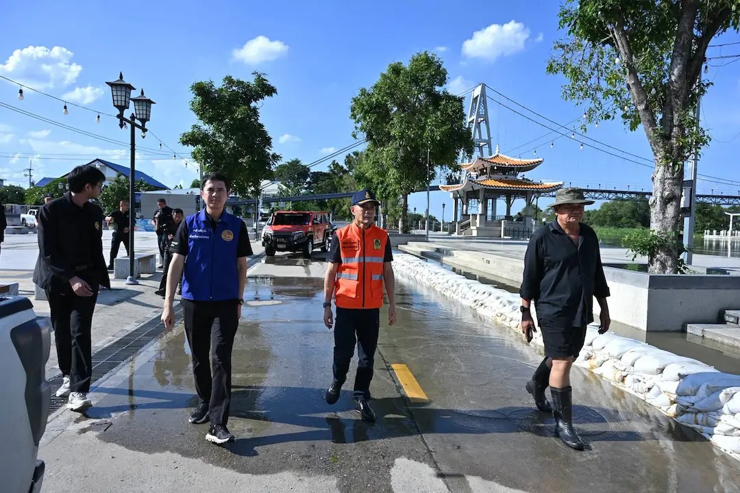 รองผู้ว่าราชการจังหวัดนครปฐม ลงพื้นที่ติดตามสถานการณ์อุทกภัย ในพื้นที่อำเภอบางเลน พร้อมเร่งช่วยเหลือประชาชนที่ได้รับผลกระทบ 14 ตำบล 168 หมู่บ้าน กว่า 15,908 คน